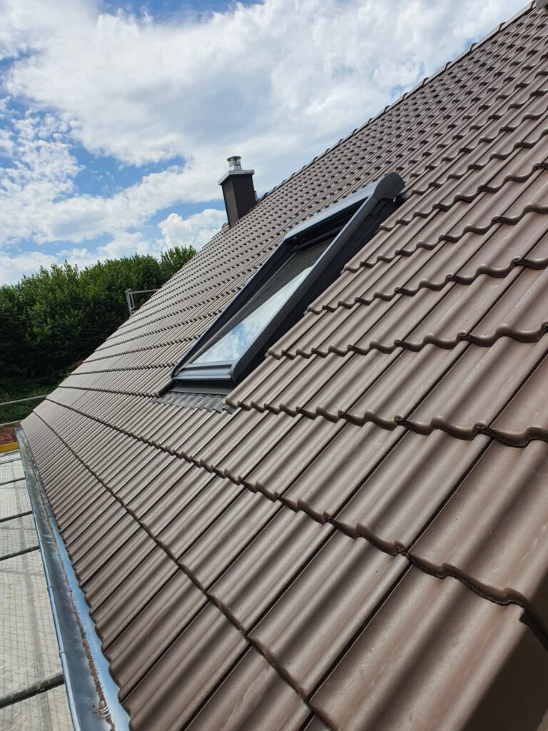 Saniertes Satteldach mit neuer Dacheindeckung