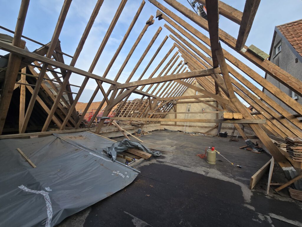 Dachpflege und Reparatur an einem Wohngebäude