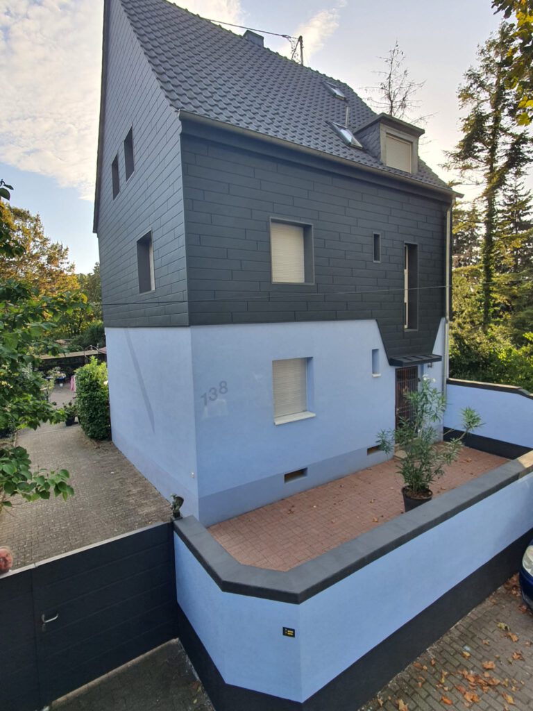 Moderne Fassadenbekleidung mit Metallpaneelen